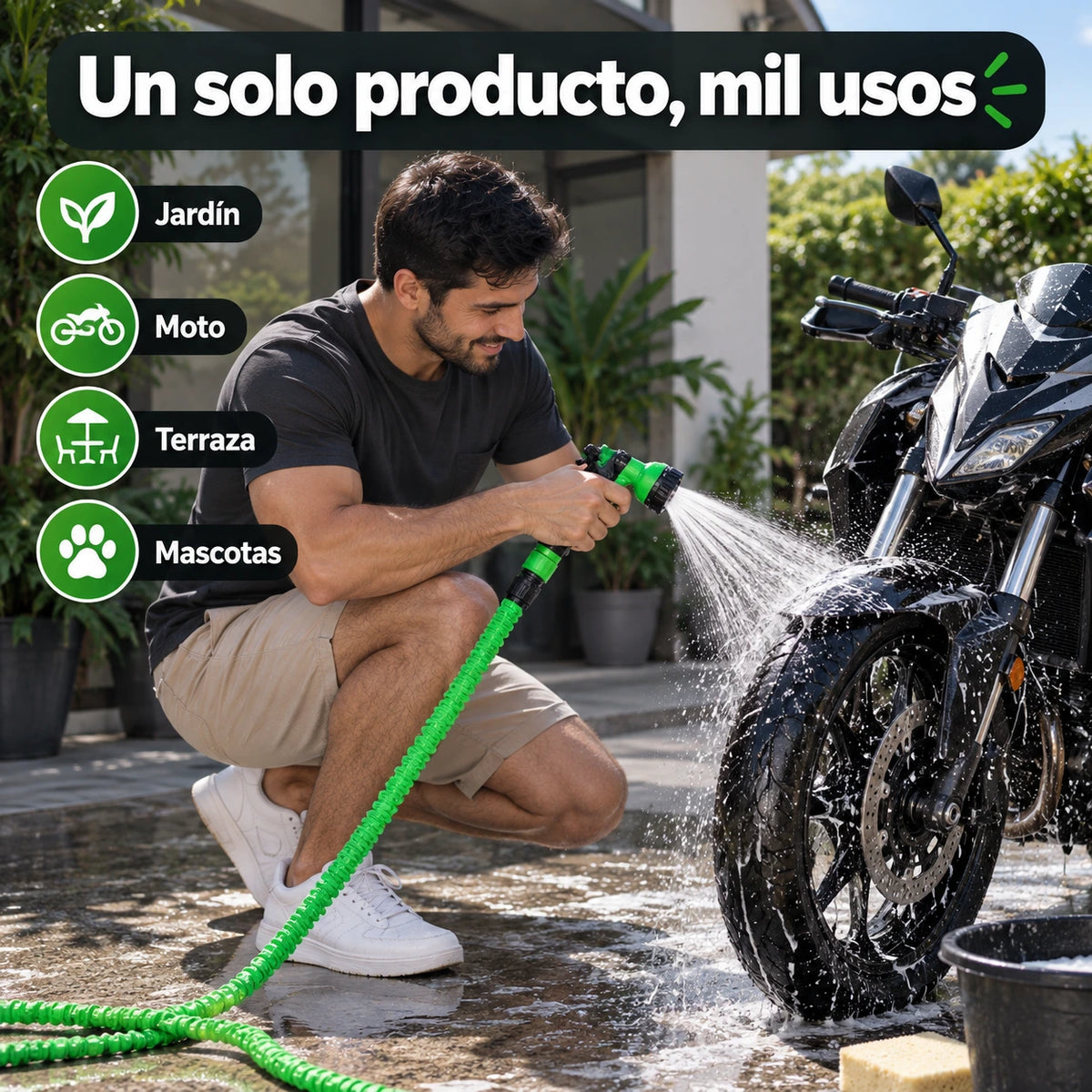 Hombre lavando una moto con la manguera expandible